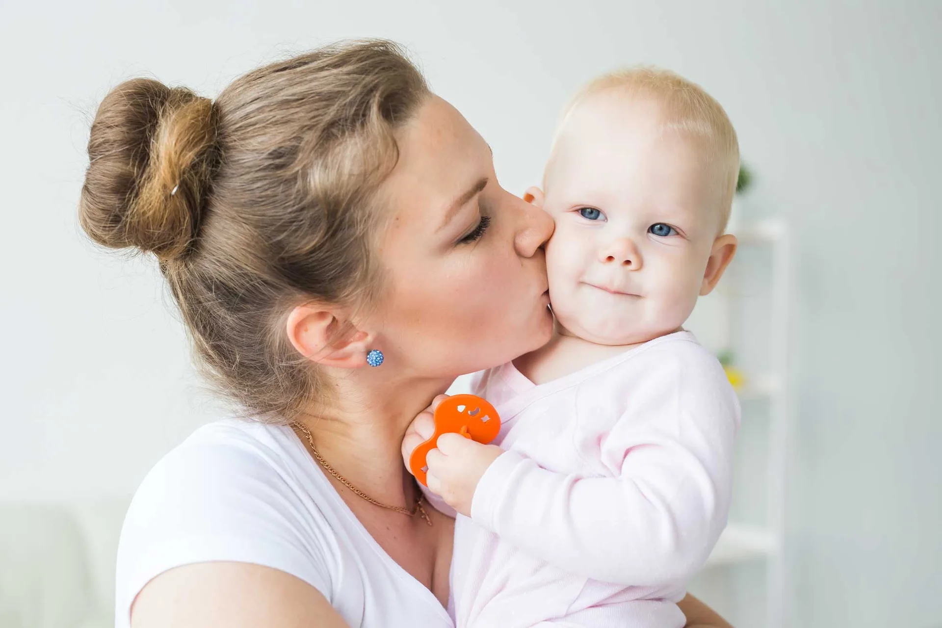 Nounou à domicile avec un bébé